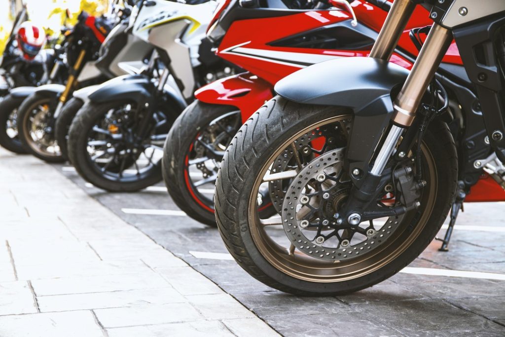 1304920231 1024x683 - Jakie są różnice między wypożyczaniem motocykla na krótki i długi okres?