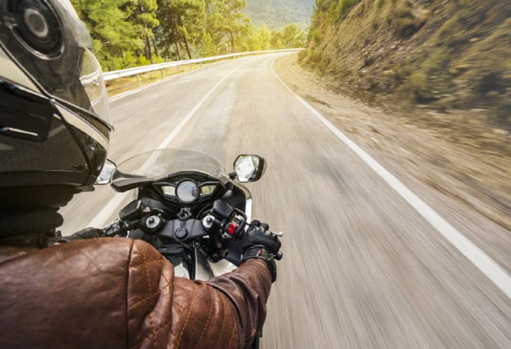 jazda motocyklem 1024x700 - Dlaczego warto jeździć motocyklem wyposażonym w ABS?
