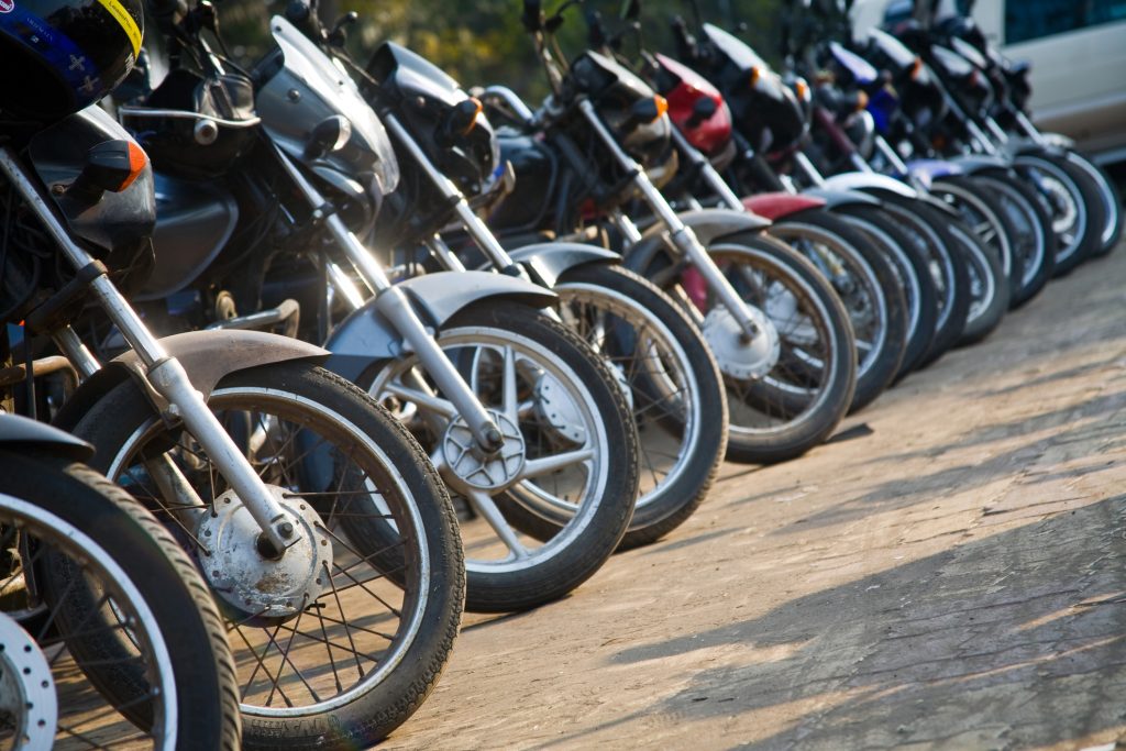 motocykl parkowanie 1024x683 - Jak poprawnie parkować motocyklem?